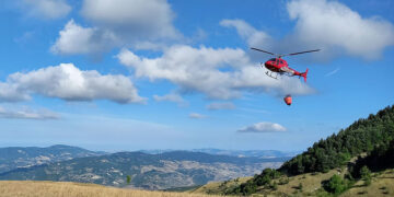 Il vento riattiva l’incendio a Castiglione, nuovi lanci dall’elicottero “Orso Bruno” e un canadair