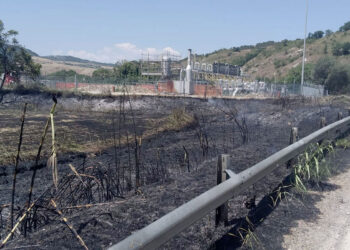 Incendio sulla fondovalle Treste, fiamme a ridosso degli impianti Stogit