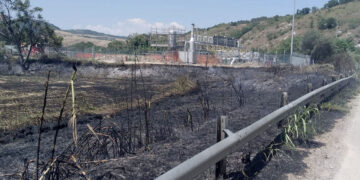 Incendio sulla fondovalle Treste, fiamme a ridosso degli impianti Stogit