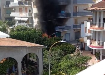 Rimessa va a fuoco durante la bollitura delle bottiglie di pomodoro, pompieri evitano il peggio