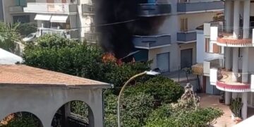 Rimessa va a fuoco durante la bollitura delle bottiglie di pomodoro, pompieri evitano il peggio