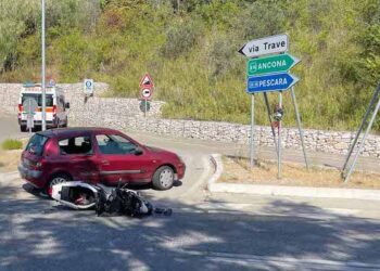 Scontro sulla ss16 all’incrocio con via Trave: giovane motociclista finisce in ospedale