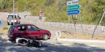 Scontro sulla ss16 all’incrocio con via Trave: giovane motociclista finisce in ospedale