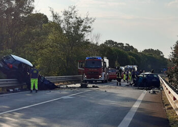 Scontro frontale all’alba: morti un 48enne e un 21enne sulla Statale 16, due feriti gravi