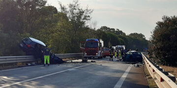 Scontro frontale all’alba: morti un 48enne e un 21enne sulla Statale 16, due feriti gravi
