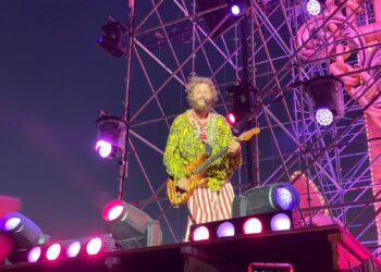 Da “I love you baby” ad “A te”: Jovanotti emoziona il pubblico di Vasto. Ospiti Gianni Morandi e Achille Lauro