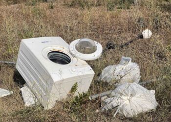Cumuli di rifiuti e una lavatrice: scene di inciviltà tra via San Rocco e via del Porto