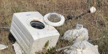 Cumuli di rifiuti e una lavatrice: scene di inciviltà tra via San Rocco e via del Porto