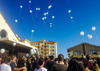 «Nessuna morte è vana, ciò che lascia Jois è più forte». Chiesa gremita per l’ultimo saluto al 19enne