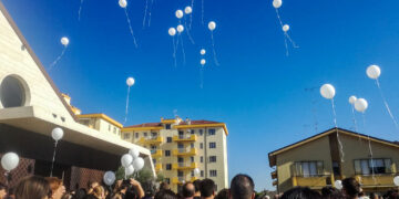 «Nessuna morte è vana, ciò che lascia Jois è più forte». Chiesa gremita per l’ultimo saluto al 19enne