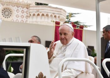 Papa Francesco a L’Aquila: «Avete dimostrato di essere gente resiliente». Il Pontefice apre la Porta Santa