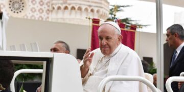 Papa Francesco a L’Aquila: «Avete dimostrato di essere gente resiliente». Il Pontefice apre la Porta Santa