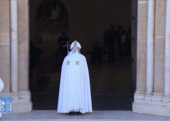 Papa Francesco a L’Aquila: «Avete dimostrato di essere gente resiliente». Il Pontefice apre la Porta Santa