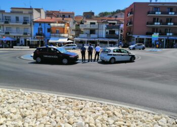 Sotto l’effetto di sostanze stupefacenti aggredisce vigili e carabinieri: arrestato 48enne