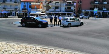 Sotto l’effetto di sostanze stupefacenti aggredisce vigili e carabinieri: arrestato 48enne