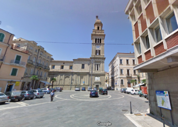 Violento litigio in piazza, intervengono i carabinieri