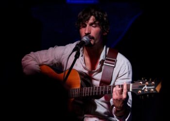 Chitarra, voce ed emozioni: a Vasto il concerto unplugged di Pierdavide Carone