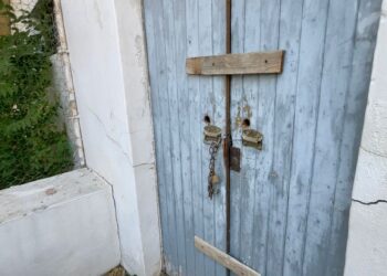 I lavori fatti non bastano a rimettere a nuovo tutta l’arena: camerini inagibili, sporcizia nel retropalco