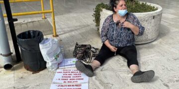 Patrizia De Rosa si incatena davanti al San Pio: «Più medici e macchinari per l’ospedale»