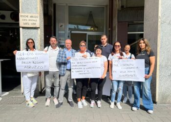Oss, i precari co.co.co. protestano davanti all’assessorato alla sanità: da eroi a licenziati