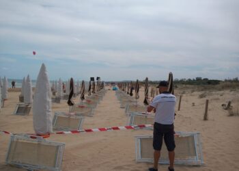 Stabilimento balneare abusivo: sequestrati 400 metri quadri di spiaggia e 50 ombrelloni
