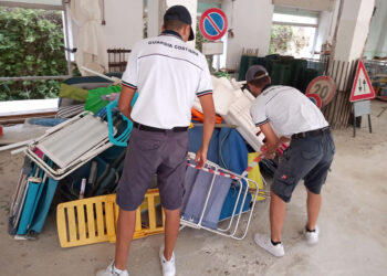 La guardia costiera sequestra ombrelloni e sdraio: «Liberati oltre 300 metri quadri di spiaggia»