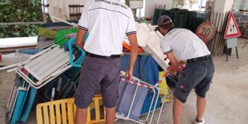 La guardia costiera sequestra ombrelloni e sdraio: «Liberati oltre 300 metri quadri di spiaggia»