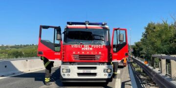 Bisarca a fuoco a Vasto Nord: il conducente riesce a fermare il mezzo, rallentamenti in A14