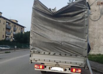 I segnali luminosi non bastano: ennesimo camion incastrato nel sottopasso di contrada Stazione