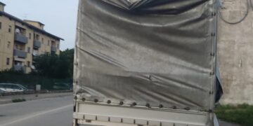 I segnali luminosi non bastano: ennesimo camion incastrato nel sottopasso di contrada Stazione