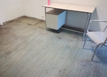 «Condizioni igieniche precarie, perdite d’acqua e muffa: la struttura Asl è fatiscente»