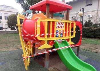 Vandali al parco, distrutto un altro gioco per bambini