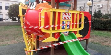 Vandali al parco, distrutto un altro gioco per bambini