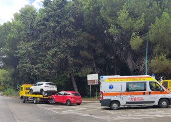 Scontro tra due auto all’incrocio tra via Vespucci e Statale 16, tre feriti