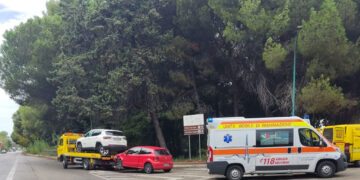 Scontro tra due auto all’incrocio tra via Vespucci e Statale 16, tre feriti