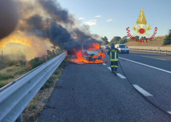 Furgone di operai a fuoco sull’A14, pompieri domano le fiamme