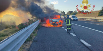 Furgone di operai a fuoco sull’A14, pompieri domano le fiamme