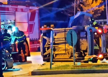 Alla rotatoria di via Conti Ricci incidente tra due auto, una si ribalta: tre feriti