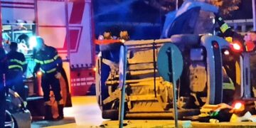 Alla rotatoria di via Conti Ricci incidente tra due auto, una si ribalta: tre feriti