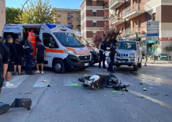 Scooter si scontra con un’auto all’incrocio: due giovani feriti, uno è grave