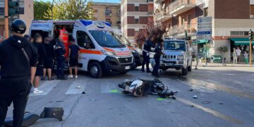Scooter si scontra con un’auto all’incrocio: due giovani feriti, uno è grave