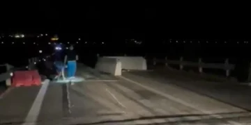 Auto urta contro la barriera di un cantiere e precipita dal cavalcavia: muore 70enne residente a San Salvo