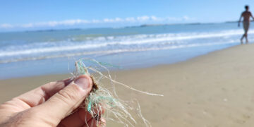 Inquinamento e microplastiche, «Ombrelloni con i filamenti andrebbero messi al bando»