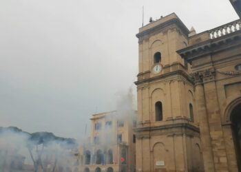 Sparo dei mortaretti, la bandiera dà tempo incerto alle Feste