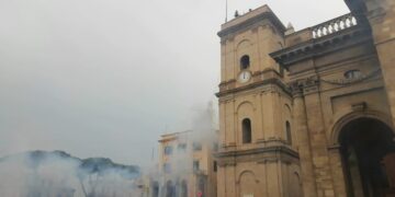 Sparo dei mortaretti, la bandiera dà tempo incerto alle Feste