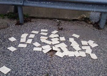 Quattro anni di “chiacchiere”: decine di elettori abbandonano la tessera sul ponte Sente chiuso