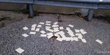 Quattro anni di “chiacchiere”: decine di elettori abbandonano la tessera sul ponte Sente chiuso