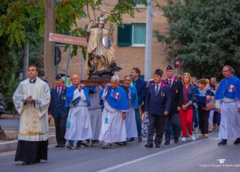 Al via le Feste Patronali: la statua di San Michele portata in processione a Santa Maria