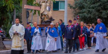 Al via le Feste Patronali: la statua di San Michele portata in processione a Santa Maria