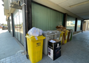 Nella spazzatura centinaia di documenti con nomi e dati sensibili